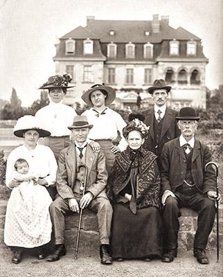 Une famille devant une maison